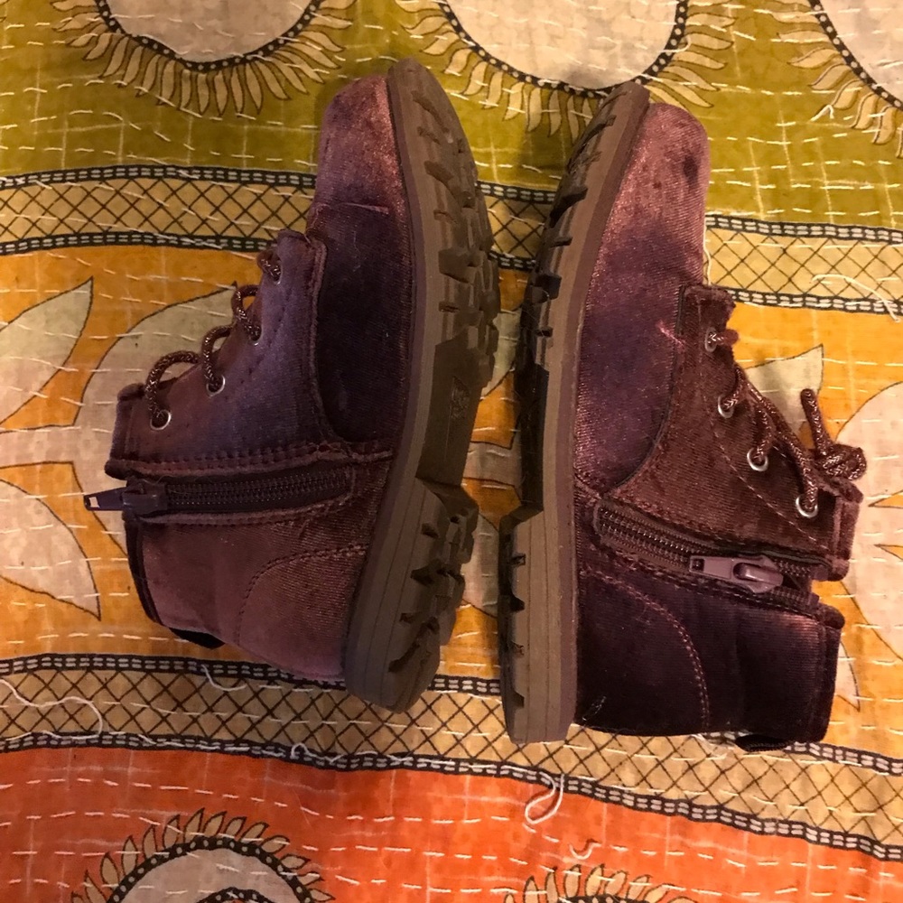 Girls Oshkosh velvet boots size 12 - Picture 3 of 3